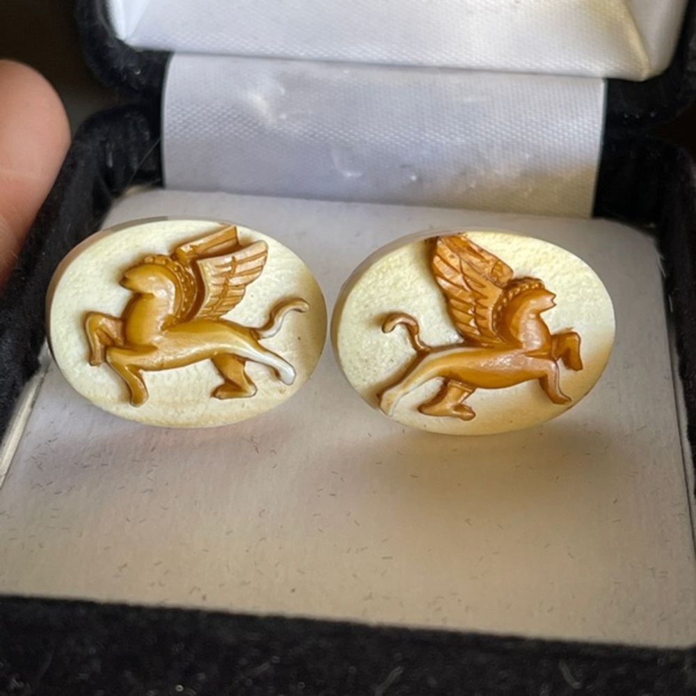 Vintage Oval Sardonyx Shell Carved Pegasus Cameo Cufflinks in Cream and Caramel